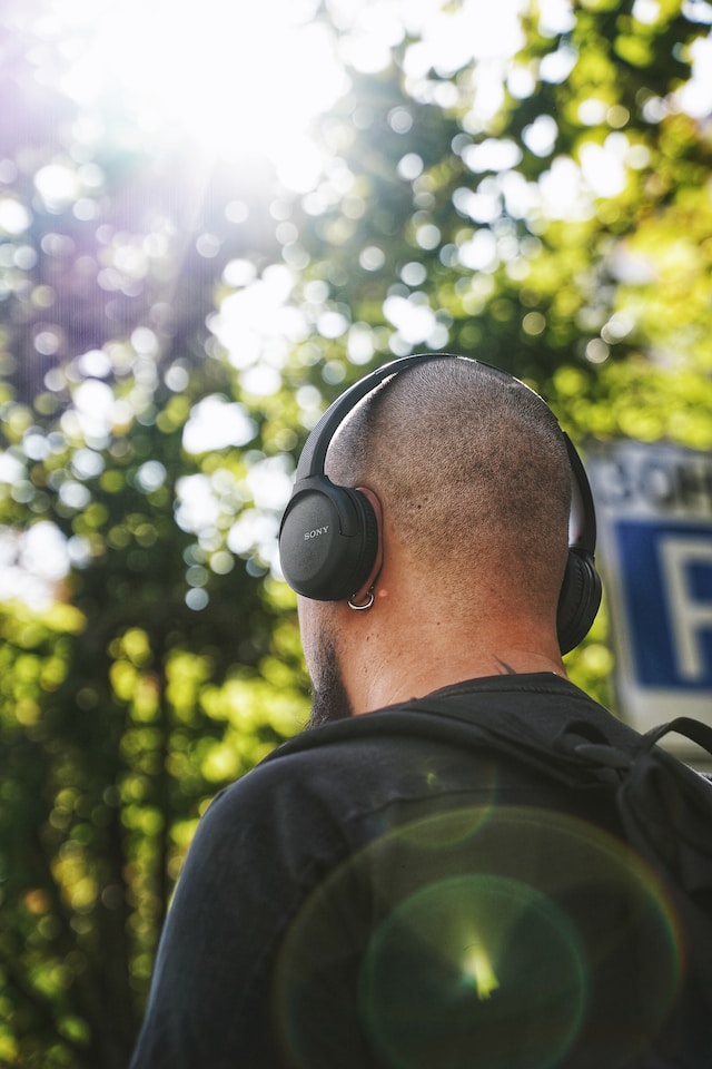 La música moderna a menudo se vuelve inaccesible para las personas con pérdida auditiva.

Pero hay esperanza en la búsqueda de soluciones para este desafío. Descubre cómo la ciencia está allanando el camino hacia una experiencia musical más inclusiva.
(Foto: O. Bohovyk, Unsplash)