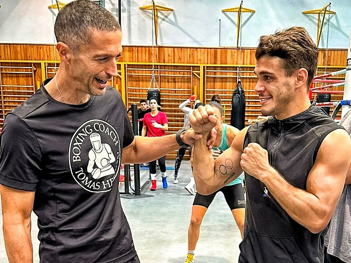 tomashermanbox's tweet photo. 🥊 Impartiendo Fundamentos del Boxeo para los componentes del Equipo Nacional en su Formación Oficial como Entrenadores.

#formación #oficial #cursos #equiponacional #equipoolímpico #formaciónoficial #tomashermanbox #rfeb #FederaciónEspañoladeBoxeo #entrenador #boxingcoach https://t.co/k8FytbHD6M