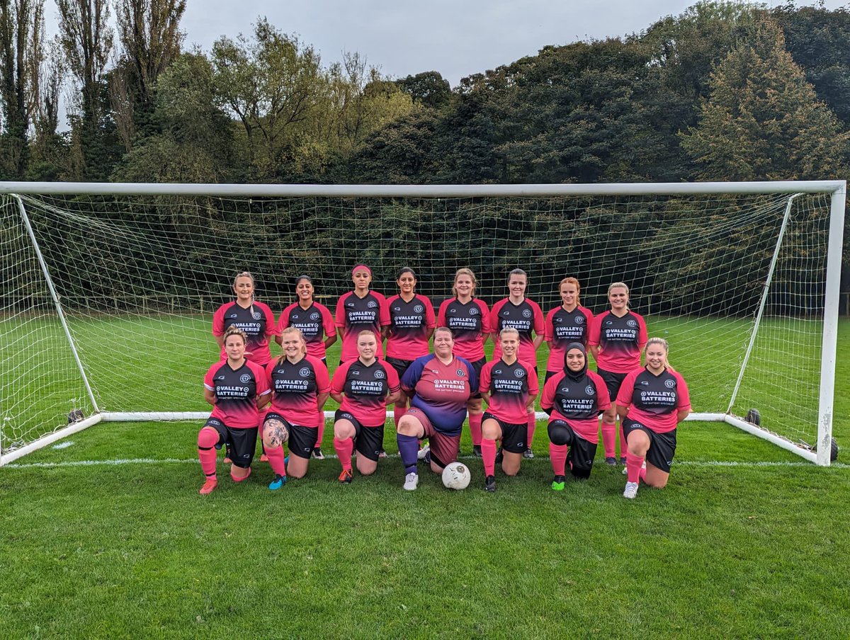 Yesterdays squad in the new kit 

🩷🖤
