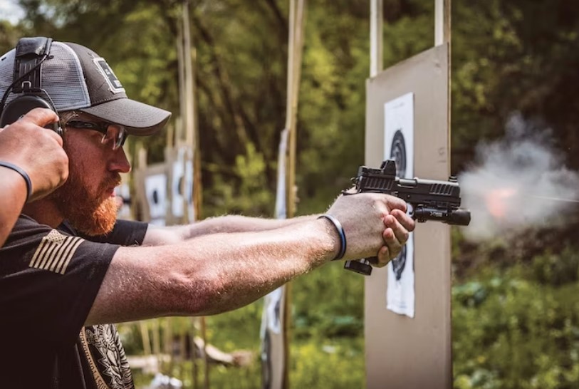 PoliceMag's tweet image. 🚔Level up law enforcement training! Dive into this article about launching a duty pistol red dot optic training program for officers. loom.ly/kYRVwOE #PoliceFirearmsTraining #DutyWeapon #RedDotOptics