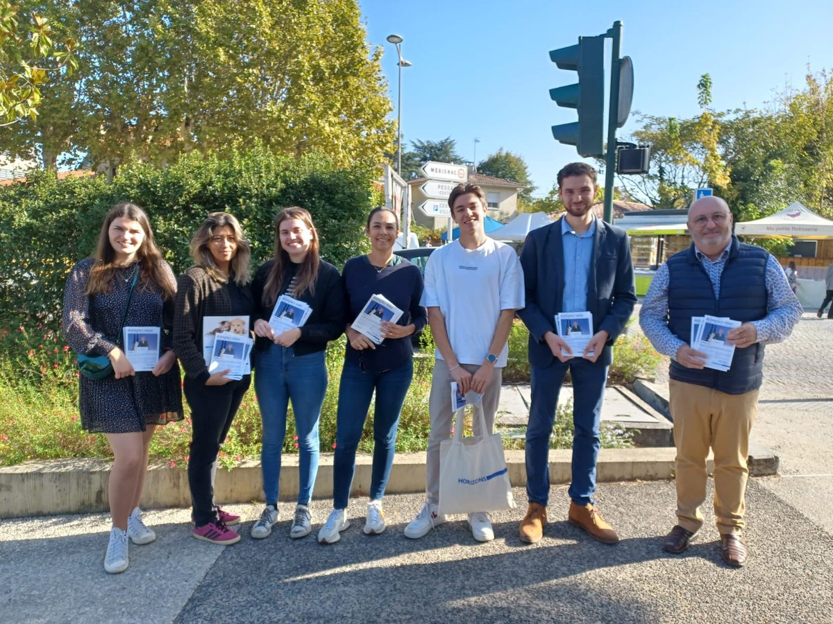 horizons_pessac's tweet photo. 🔵 Ce week-end le comité de #Pessac était sur le marché, à votre rencontre, pour partager nos valeurs et nos idées.
⚪️ L’occasion de fêter également les 2ans d’@HorizonsLeParti. Deux années de travail, de débat, de réflexion et d’échange.
#JeRejoinsHorizons
#Horizons2ans https://t.co/50XdPcvuQE