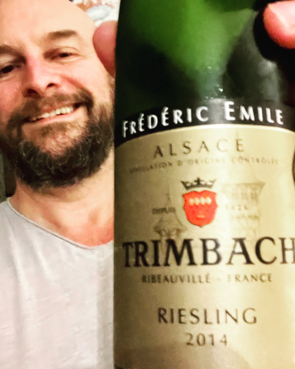 A total explosion of drier than dry grapefruit, with muted lanolin/petrol fragrance you would expect of nicely mature #alsaceriesling Obvs it could be WAY older, unbelievable that there is more delicious than this, but if I had the patience …
#winesofalsace #riesling