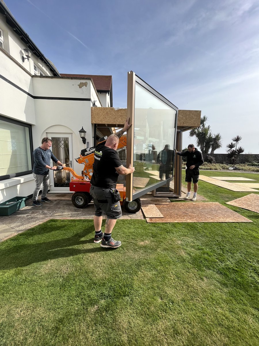 BenchmarkJosh's tweet image. Big day down on the sunny Sussex coast starting this extension project with the installation of a 5 metre @InternormUK timber-aluminium HS330 lift and slide door with electric comfort drive 🪟🔌🍃

@BenchmarkWin ⚫️🟢