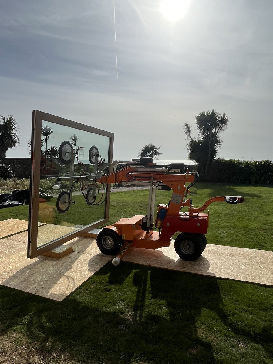 BenchmarkJosh's tweet image. Big day down on the sunny Sussex coast starting this extension project with the installation of a 5 metre @InternormUK timber-aluminium HS330 lift and slide door with electric comfort drive 🪟🔌🍃

@BenchmarkWin ⚫️🟢