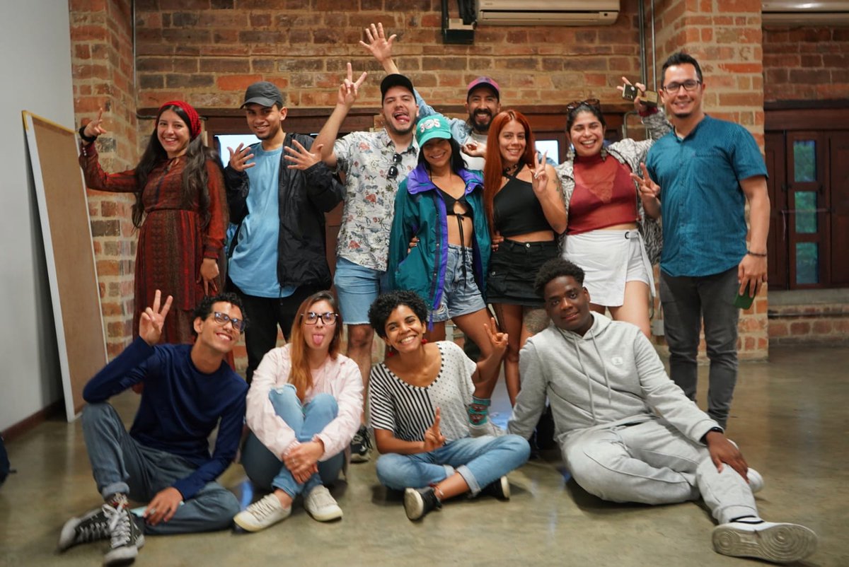 Byronmiranco's tweet photo. Así trabajamos la semana anterior con las #JuventudES de Medellín. 🔥

Acompa��amos la formación en  formulación de proyectos y liderazgos públicos con las iniciativas juveniles nominadas y ganadoras en los Reconocimientos #Proyector. https://t.co/dTWaLzWoUY