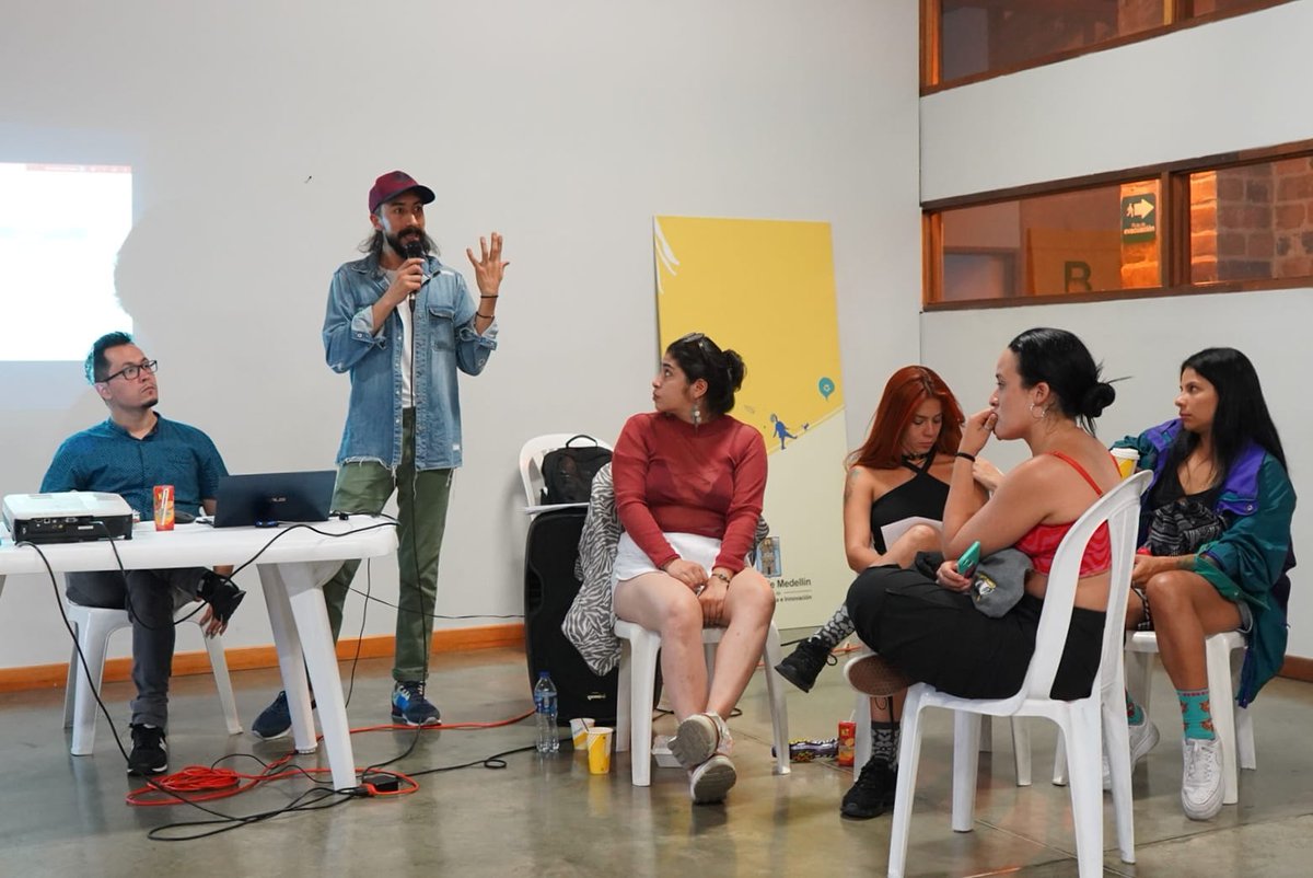 Byronmiranco's tweet photo. Así trabajamos la semana anterior con las #JuventudES de Medellín. 🔥

Acompa��amos la formación en  formulación de proyectos y liderazgos públicos con las iniciativas juveniles nominadas y ganadoras en los Reconocimientos #Proyector. https://t.co/dTWaLzWoUY