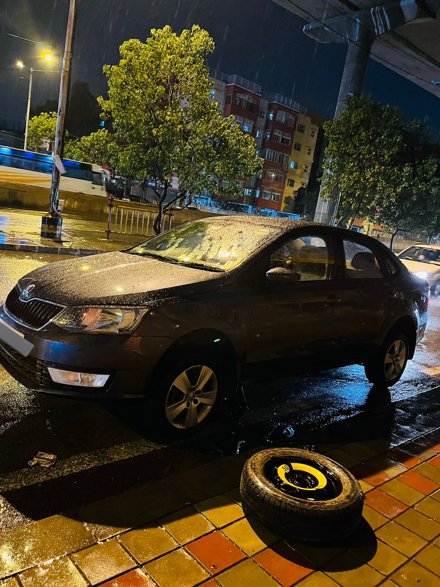 avin_46's tweet photo. I’m a victim of #BengaluruRains today. Was heading back home from office at 11:30 pm. Exactly on Marathahalli bridge towards HAL there’s a huge pothole. I was in 40 km speed, my front left 🛞 hit the pothole and it immediately got punctured. It was raining heavily 1/2 https://t.co/BJ3Iinofpy