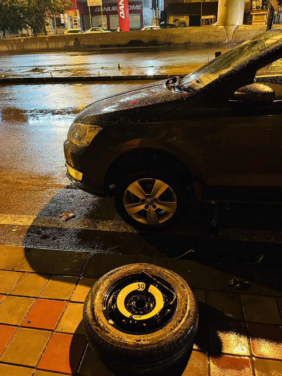 avin_46's tweet photo. I’m a victim of #BengaluruRains today. Was heading back home from office at 11:30 pm. Exactly on Marathahalli bridge towards HAL there’s a huge pothole. I was in 40 km speed, my front left 🛞 hit the pothole and it immediately got punctured. It was raining heavily 1/2 https://t.co/BJ3Iinofpy