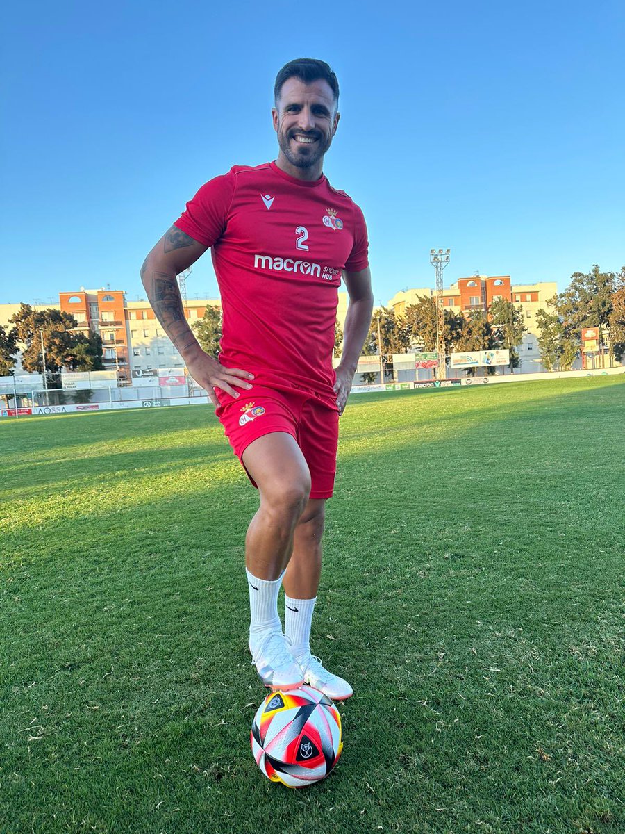 samufdez7's tweet photo. Preparado para el Miercoles 🤜🏼🤛🏼
@Chiclana_CF  que sigamos haciendo historia juntos!!! Ganas de @copadelreyRFEF_ 
⚪️🔴Vamos con todo!!! https://t.co/3ztUMrtSQF