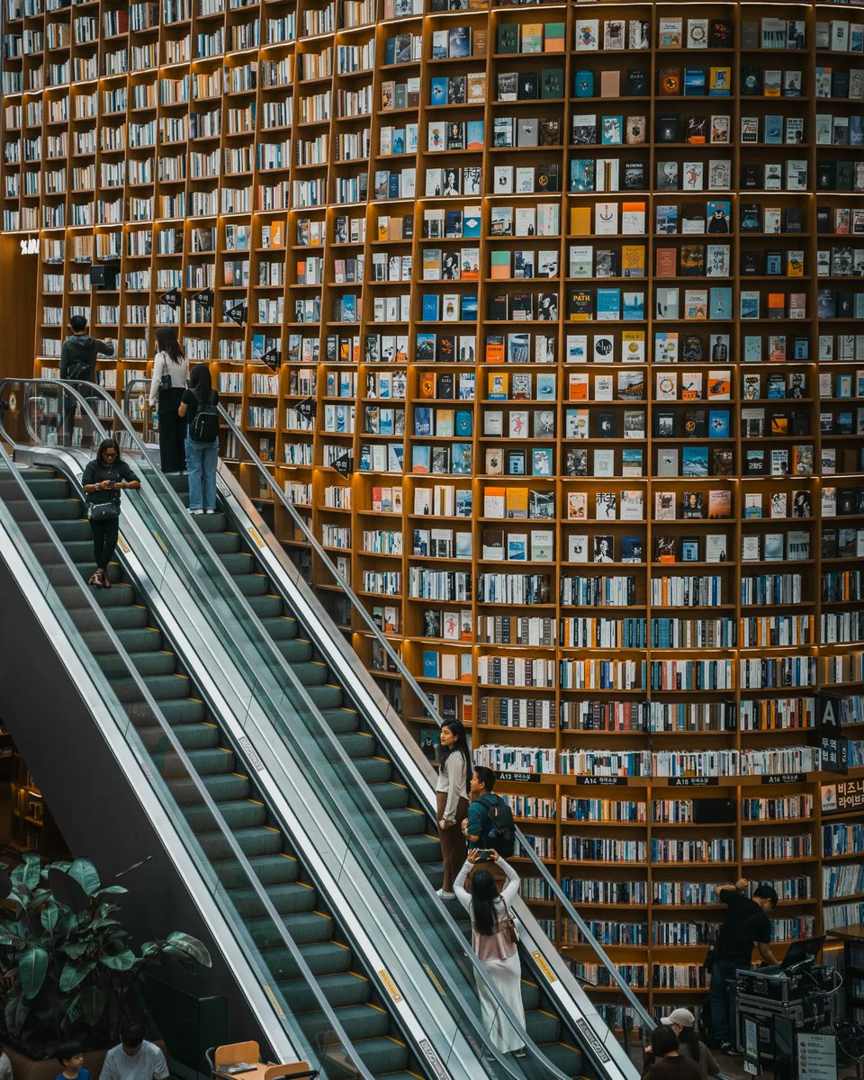 errbodyluvchriz's tweet photo. Knowledge Is Power at Coex Starlight Library  #streetphotography #southkorea #SonyAlpha #exploretocreate #streets_vision https://t.co/Z6wQUjkyp0