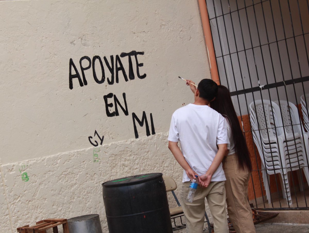Byronmiranco's tweet photo. 🫂Iniciamos activación de campaña #CuidarnosParaCuidar en la IE Fe y Alegría en la #Comuna1 a través del juego y pintamos un mural con frases alusivas al cuidado de la salud mental. Una actividad en articulación con #Parceros de la @SecNoViolencia . https://t.co/DfRZrAbSI2