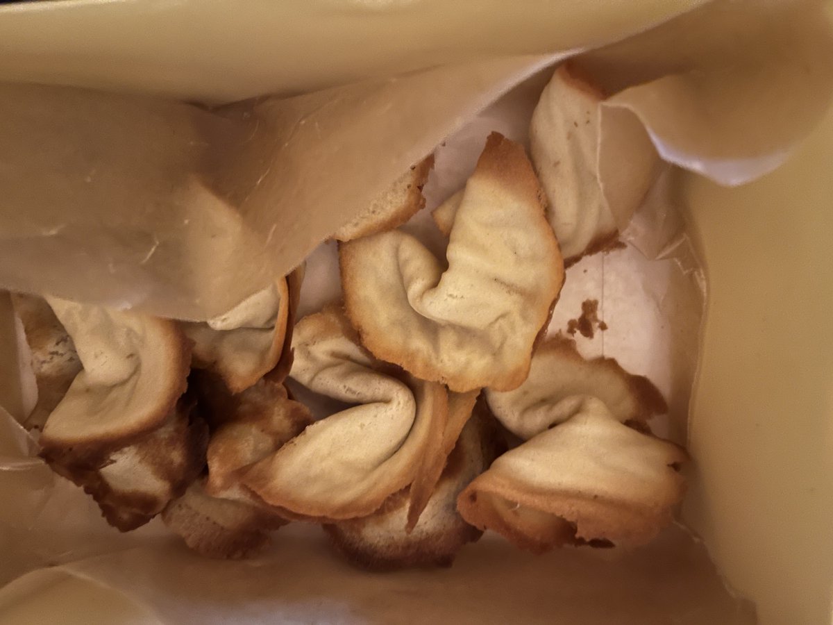 Tenafly77's tweet photo. Home made "Fortunate Cookies" w famous philosophical quotes about education inside, Nürnberger Trichter(funnel)story, how handwriting is taught in France, walk-talk, design thinking.Productive &amp; fun with colleagues today! #teamtenafly  @TenaflySchools @GovMurphy @DrAllenMcMillan https://t.co/oBoPOqmqpF