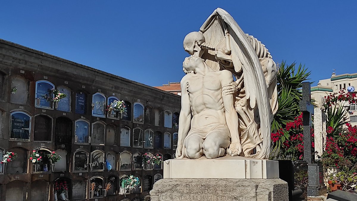 Hoy caminé por el cementerio de Poblenou para ver esta hermosura. El Beso de la Muerte.