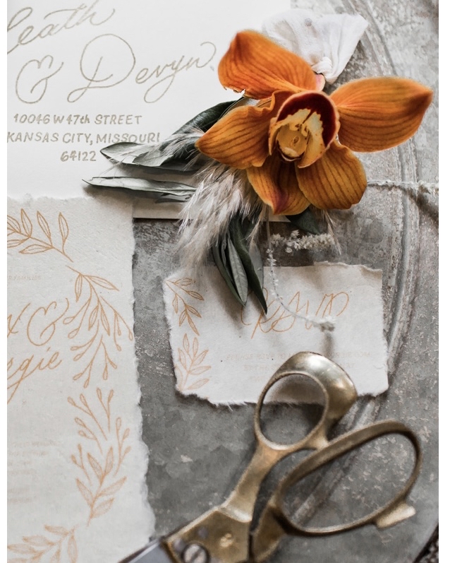 VictorianGardn's tweet photo. Deep gold and aubergine hues definitely giving an October vibe…
.
.
.
@wildlyyoursweddings
@brossiebelle
@naomi_read_photography
@victoriangardens
@kamillepadenmua
@oakstreetmansion
@urbanbridalshop
@petalsandpastries
@itsdevynmoore
@refined_byshayla
@shinings... https://t.co/TS8OhtD50O
