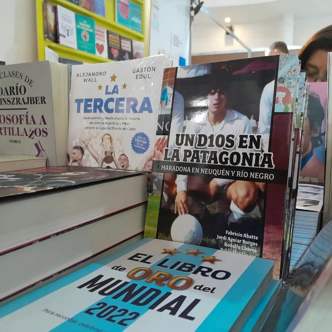 Estuvimos presentando el libro UN D10S en la Patagonia <a href="/d10senpatagonia/">D10S EN LA PATAGONIA</a> las historias de Maradona en Neuquén y Río Negro en la Feria de Libro de Cipolletti. Si no conseguiste el libro ya lo podes comprar en librería Siddhartha en Roca 276, Cipolletti.