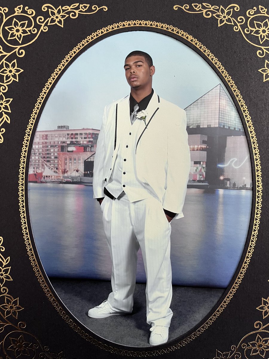 QUISAVELI's tweet image. At 18 years old all I needed was a beard #Prom2008