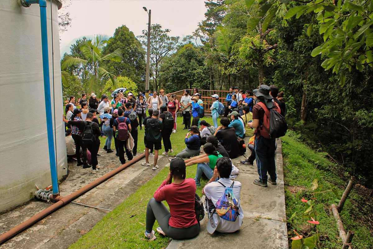Byronmiranco's tweet photo. 🌊Con #SeresDelAgua recorrimos la vereda y el acueducto veredal El Manzanillo y una reserva del corregimiento de Altavista donde nace la quebrada La Guayabala. Conocimos sobre la importancia que tienen las áreas protegidas para el cuidado del agua en el distrito de Medellín. https://t.co/g9cwKV3IAA