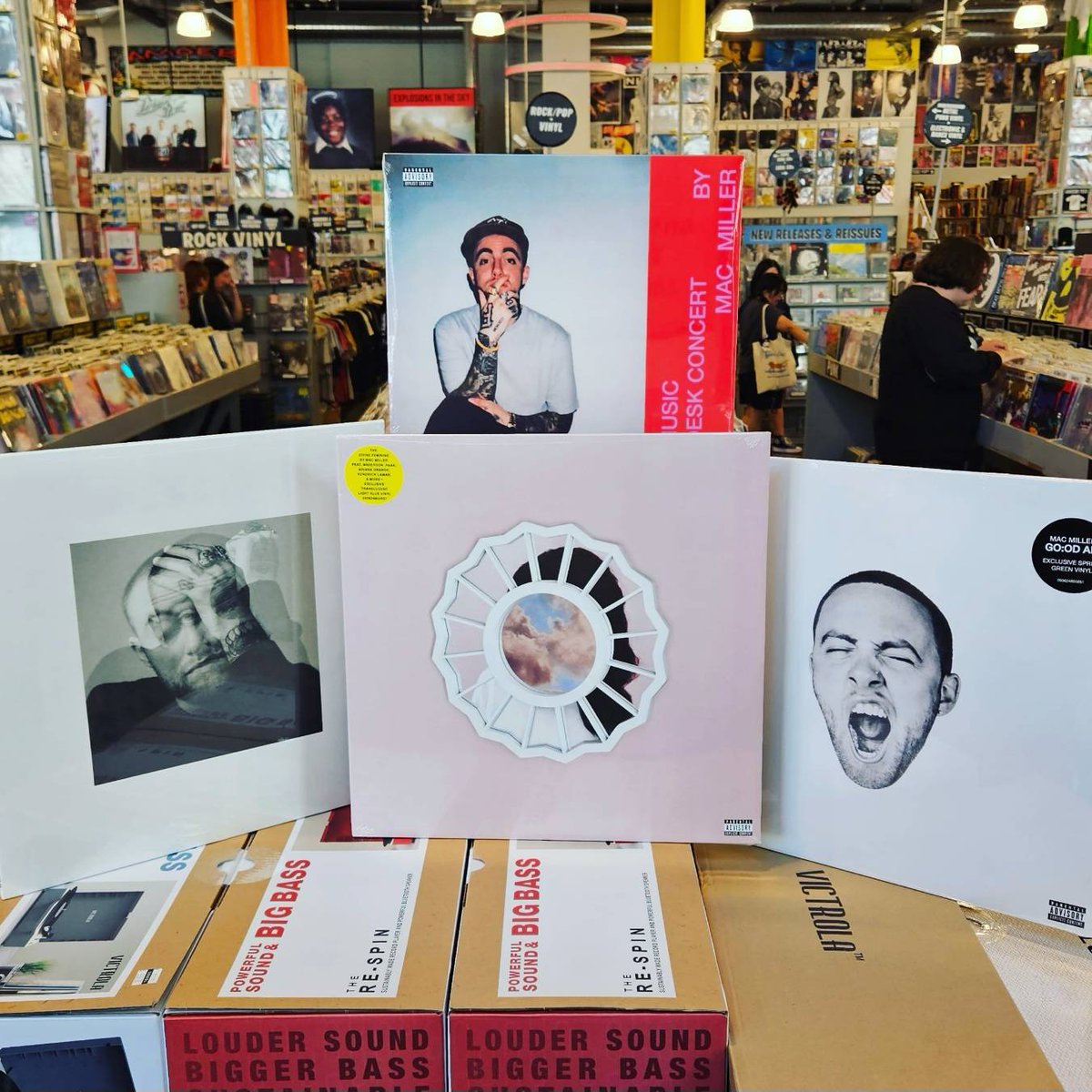 amoebamusic's tweet photo. Three @MacMiller albums were just reissued on indie exclusive color 2LP vinyl:
💚 GO:OD AM spring green
💙 The Divine Feminine light blue
🤍 Circles opaque silver vinyl

His 2018 @NPR #TinyMusic concert is also on vinyl for the first time!

Get them here: https://t.co/UwnxFwMtyE https://t.co/D6EbHwirGz