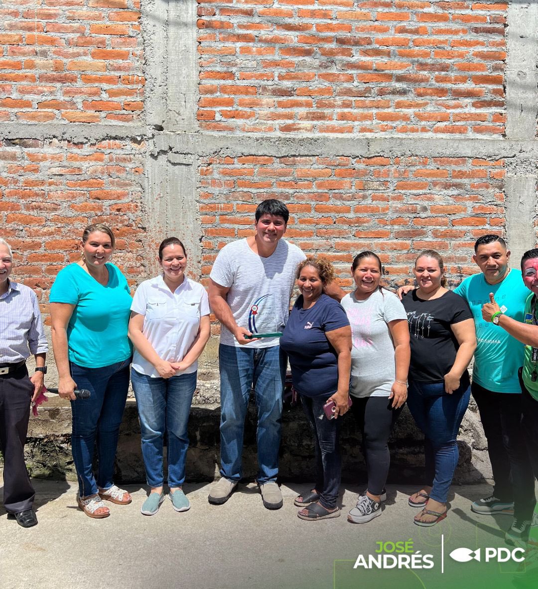 joseandreshsv's tweet photo. Gracias a Dios, ayer vivimos una auténtica fiesta para las familias de San Salvador Centro con la inauguración de un nuevo proyecto en beneficio de la población. Seguiremos trabajando de la mano junto a las comunidades para su desarrollo. #JoseAndres #SScentro #TúAlcalde10 #ConRecursosPropios
