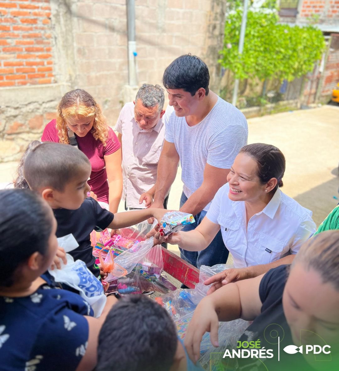 joseandreshsv's tweet photo. Gracias a Dios, ayer vivimos una auténtica fiesta para las familias de San Salvador Centro con la inauguración de un nuevo proyecto en beneficio de la población. Seguiremos trabajando de la mano junto a las comunidades para su desarrollo. #JoseAndres #SScentro #TúAlcalde10 #ConRecursosPropios