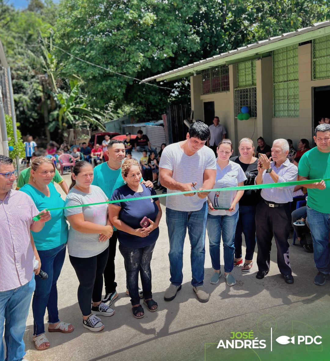 joseandreshsv's tweet photo. Gracias a Dios, ayer vivimos una auténtica fiesta para las familias de San Salvador Centro con la inauguración de un nuevo proyecto en beneficio de la población. Seguiremos trabajando de la mano junto a las comunidades para su desarrollo. #JoseAndres #SScentro #TúAlcalde10 #ConRecursosPropios