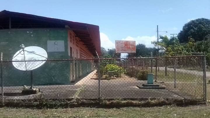 miguelvasquez60's tweet photo. En la escuela rural de Tonoro, municipio Ribero, solo el 32 % de la matricula estudiantil se sienta en un pupitre más o menos cómodo, el otro 62% carece de ese instrumento y le toca hacerlo en el piso.
Se siente vergüenza y pena ajena al saber estos claves detalles. https://t.co/iefGUIxJXE