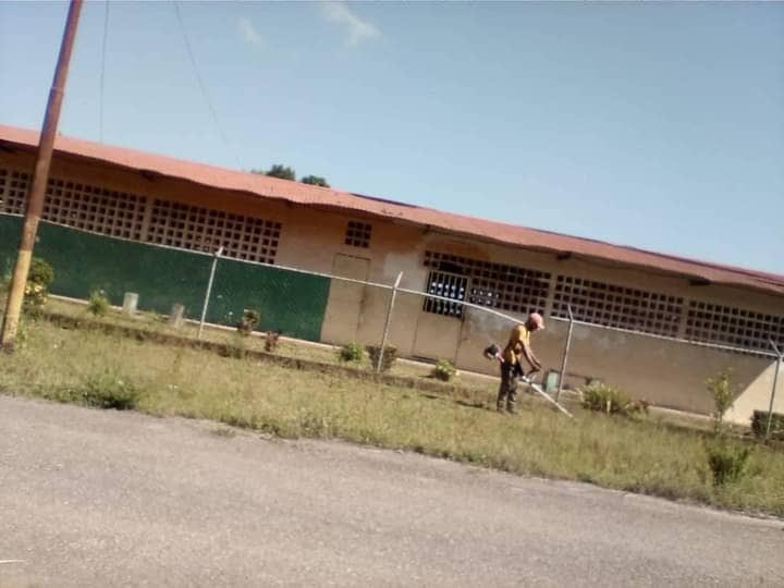 miguelvasquez60's tweet photo. En la escuela rural de Tonoro, municipio Ribero, solo el 32 % de la matricula estudiantil se sienta en un pupitre más o menos cómodo, el otro 62% carece de ese instrumento y le toca hacerlo en el piso.
Se siente vergüenza y pena ajena al saber estos claves detalles. https://t.co/iefGUIxJXE