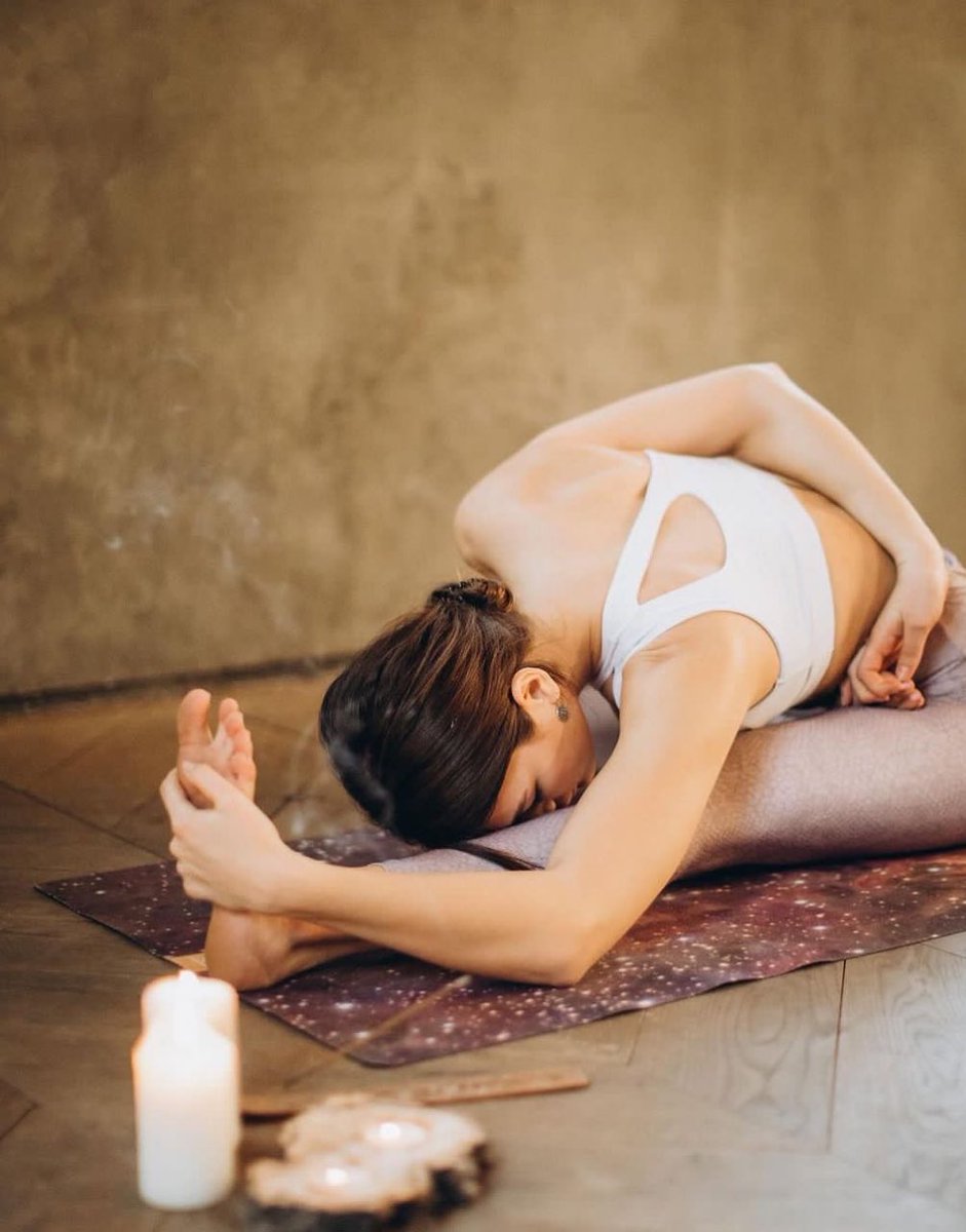 Regularly practicing yoga helps clear your mind and make you feel calm! 🧘‍♀️

It also makes you aware of your body, eases built-up stress, relaxes your mind, helps you stay focused, and improves your ability to concentrate! 💆‍♀️✨