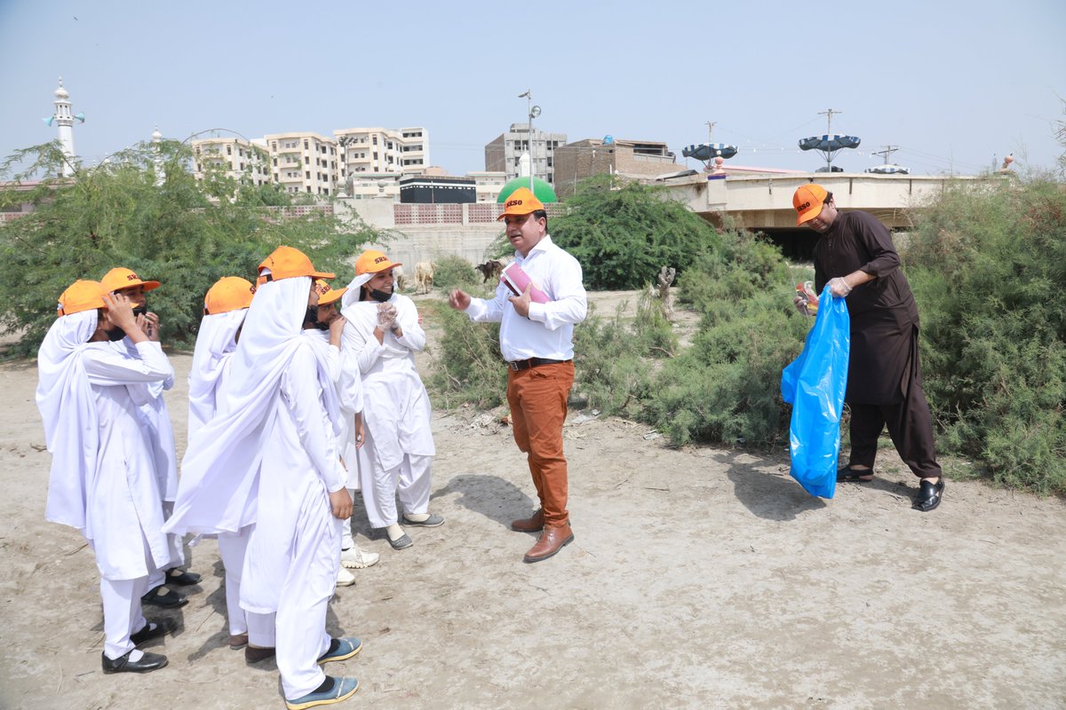 LivingIndus's tweet photo. 🌊 Together, we hold the power to make a difference! Our rivers are our lifeblood. The 'Clean Indus Drive' led by @LivingIndus, @UNinPak, @SRSO_Official, and @WWFPak at Sadh Belo Sukkur.💙 #LivingIndus #CleanIndus https://t.co/jrREOYqbTG