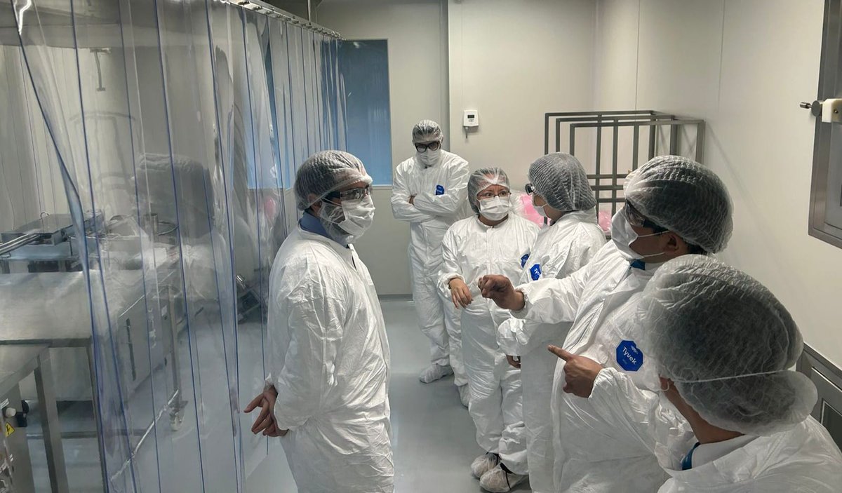 COFEPRIS's tweet image. Nuestro titular @AlexSvarch y los comisionados @BerthaAlcalde y Natán Enríquez realizan recorrido de supervisión junto a @Conahcyt_Mex @ElenaBuylla por el Laboratorio Avimex, donde se desarrolla #VacunaPatria. Esta visita confirma el avance tecnológico a favor de la #SaludPública