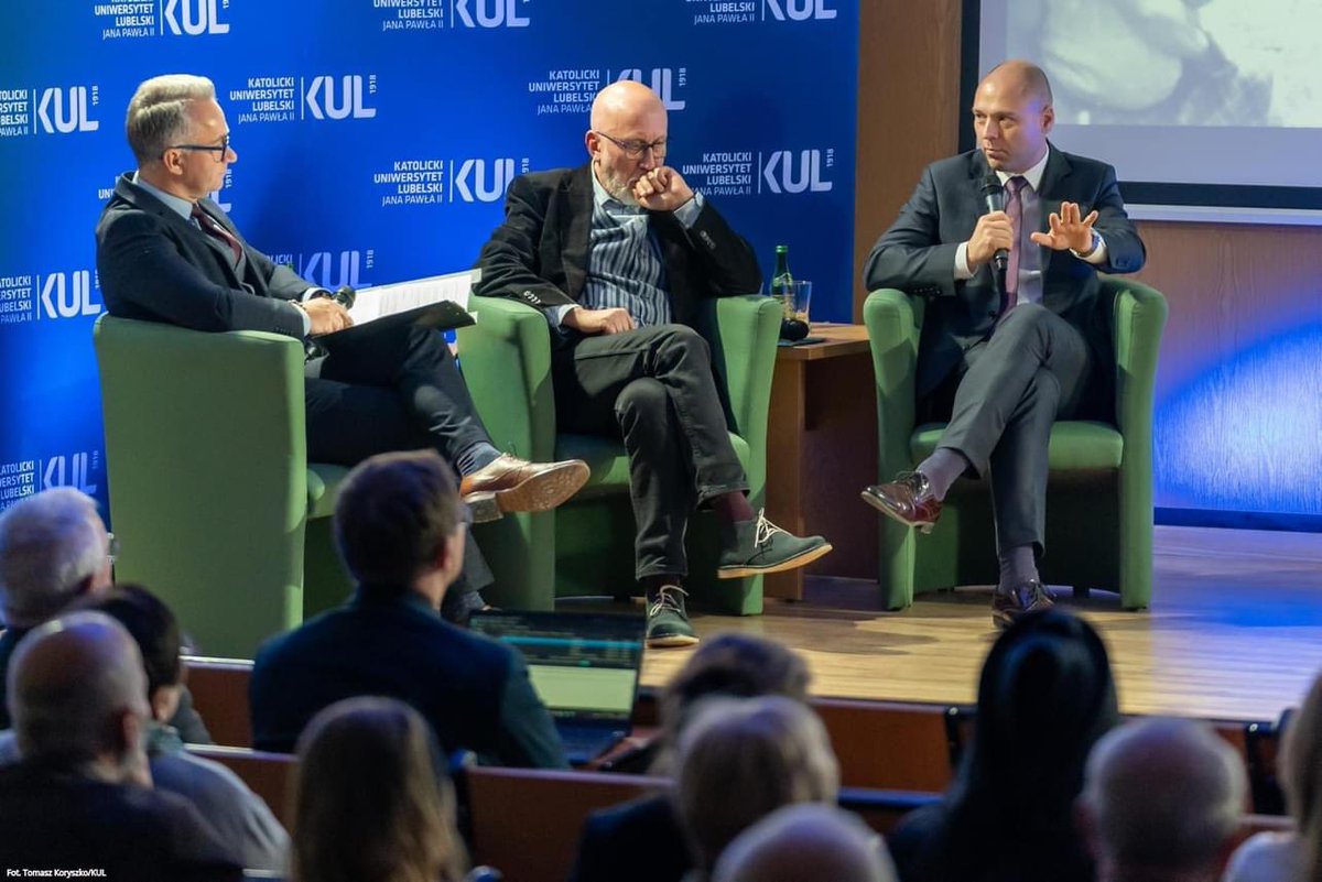 KUL_Lublin's tweet photo. Głęboka relacja z Bogiem, bezkompromisowa odwaga i w efekcie niezależność od władzy komunistycznej były fundamentalne w misji i działalności kard. Wojtyły oraz ks. Franciszka Blachnickiego – podkreślali badacze i znawcy Kościoła katolickiego, podczas debaty na @KUL_Lublin. https://t.co/1UhS8yh9Fy