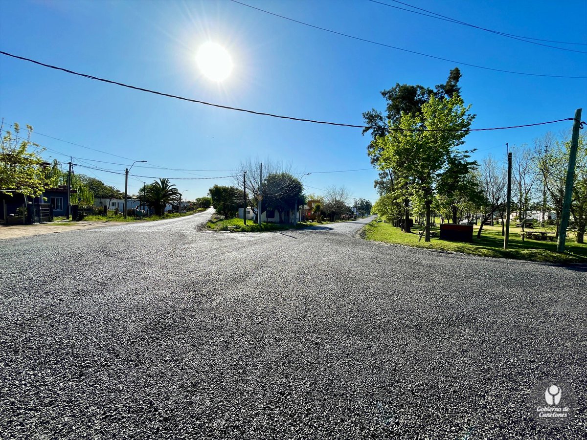 👷#ObraCanelones

Inauguramos obras viales e hidráulicas en el municipio de #SanJacinto, financiadas a través del fideicomiso aprobado por <a href="/JuntaCanelones/">Junta Canelones</a> en 2022

🛣️Pavimentación con tratamiento bituminoso doble de 2,7 km

🏘️Conformación y adecuación de cunetas y alcantarillas