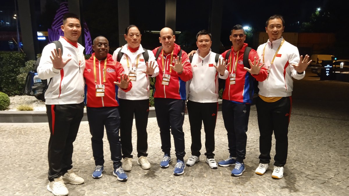 El deporte es confraternidad y lo demuestran estas fotos junto a miembros de la delegaciones a las que Cuba se enfrentará en la jornada inicial de la Copa Mundial Juvenil de <a href="/Baseball5/">🖐 Baseball5</a> de la <a href="/WBSC/">WBSC ⚾🥎</a> .#PlayEverywhere #YouthB5WorldCup