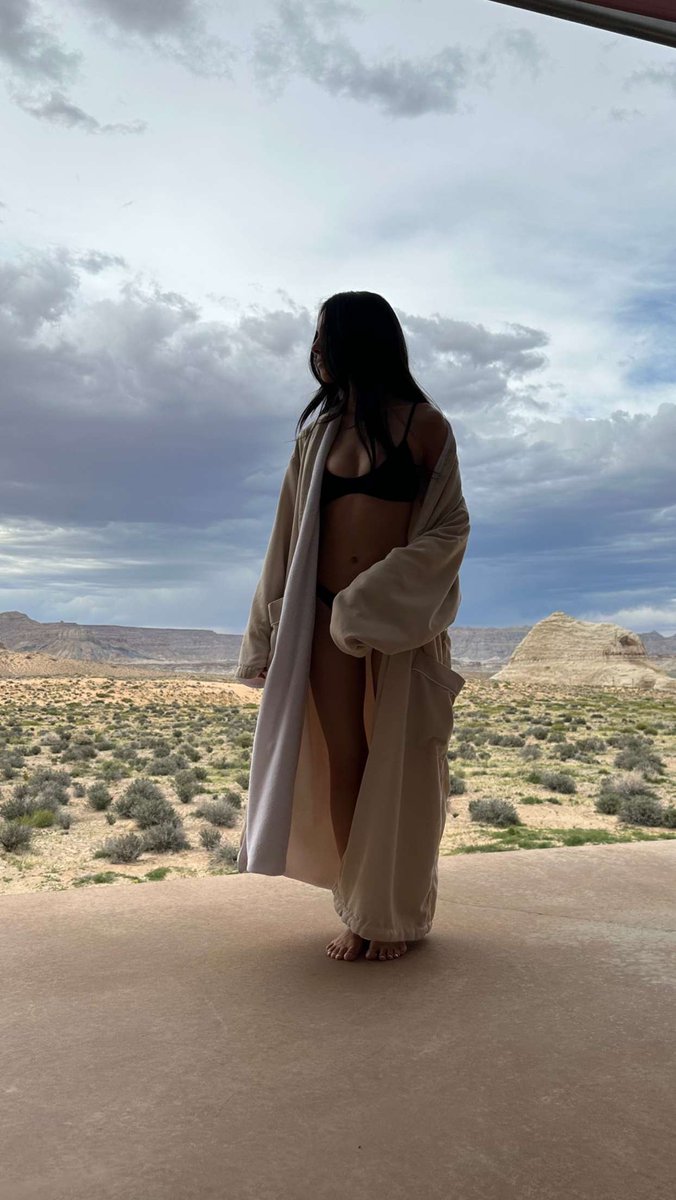 VCarynCutie's tweet photo. Damn, Caryn you being in a dessert wearing only a bikini is a slutty move🤤 https://t.co/XTgQUtiU4U