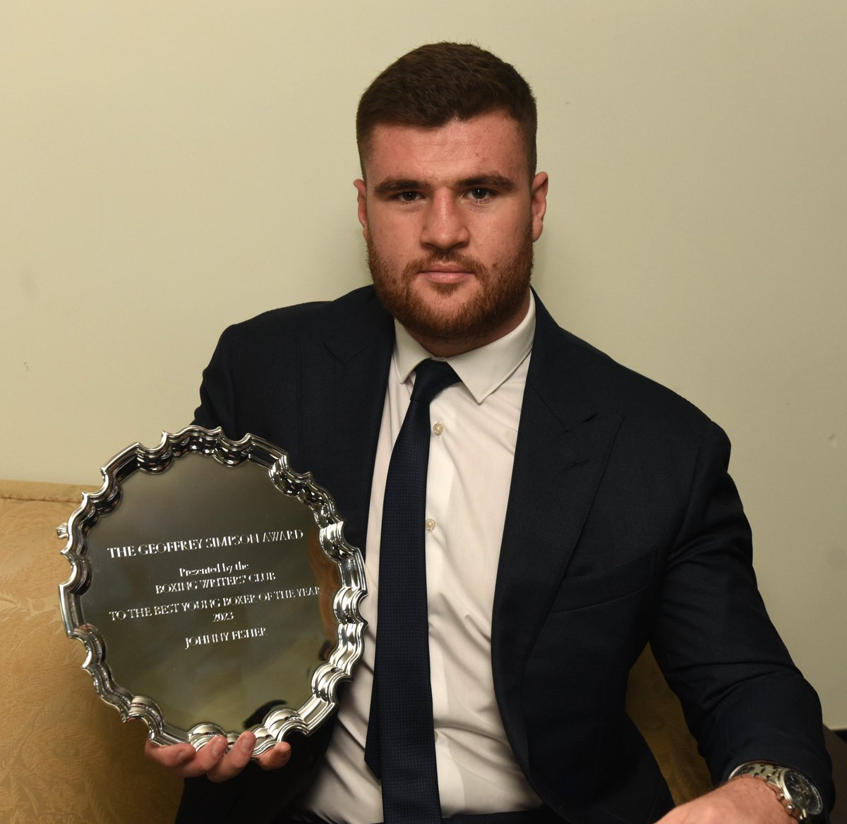 🏆 @JohnnyFisherBox with his 2023 Best Young Boxer of the Year Award from the Boxing Writers’ Club 👏