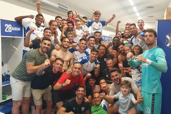 FondoSegunda's tweet photo. 🥇 ¡El CD Tenerife es el nuevo líder de LaLiga Hypermotion!

🔹21/30 puntos.
🔹7 victorias y 3 derrotas.
🔹12 goles a favor : 7 goles en contra.
🔹3º equipo menos goleado.
🔹Mejor local de la categoría.
🔹Equipo de autor, por Asier Garitano. https://t.co/AaTpWd4gHJ