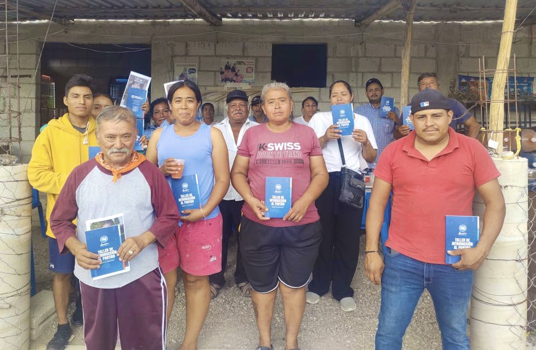 MarcosCastro40's tweet photo. #AcciónNacional sigue sumando voluntades, ciudadanas y ciudadanos que, como muchos mexicanos, quieren un mejor país.
Bienvenidas y bienvenidos a esta gran familia panista, #UnidosPodemosTodo
#Cuayuca, #FelipeÁngeles, #Coatzingo y #Ahuatlán. https://t.co/vnLpPM1YKt
