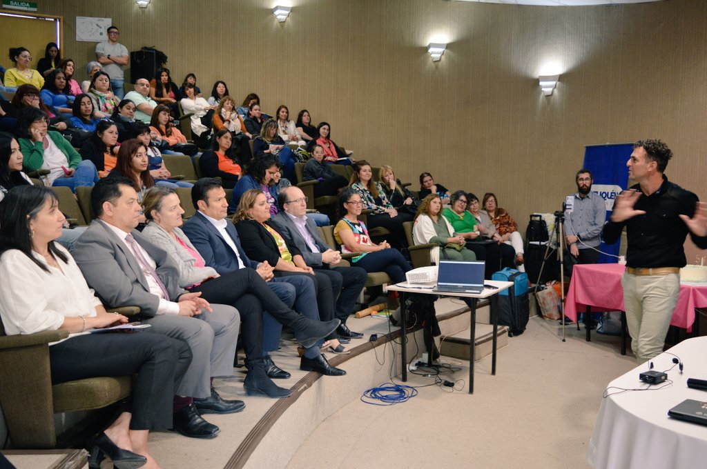 RFlutsch's tweet photo. 📚 El Auditorio del #CPE fue el escenario para el encuentro, para que circule la lectura, para compartir y celebrar el 56° aniversario de nuestro querido @CedieNqn https://t.co/0sPGz57hUi