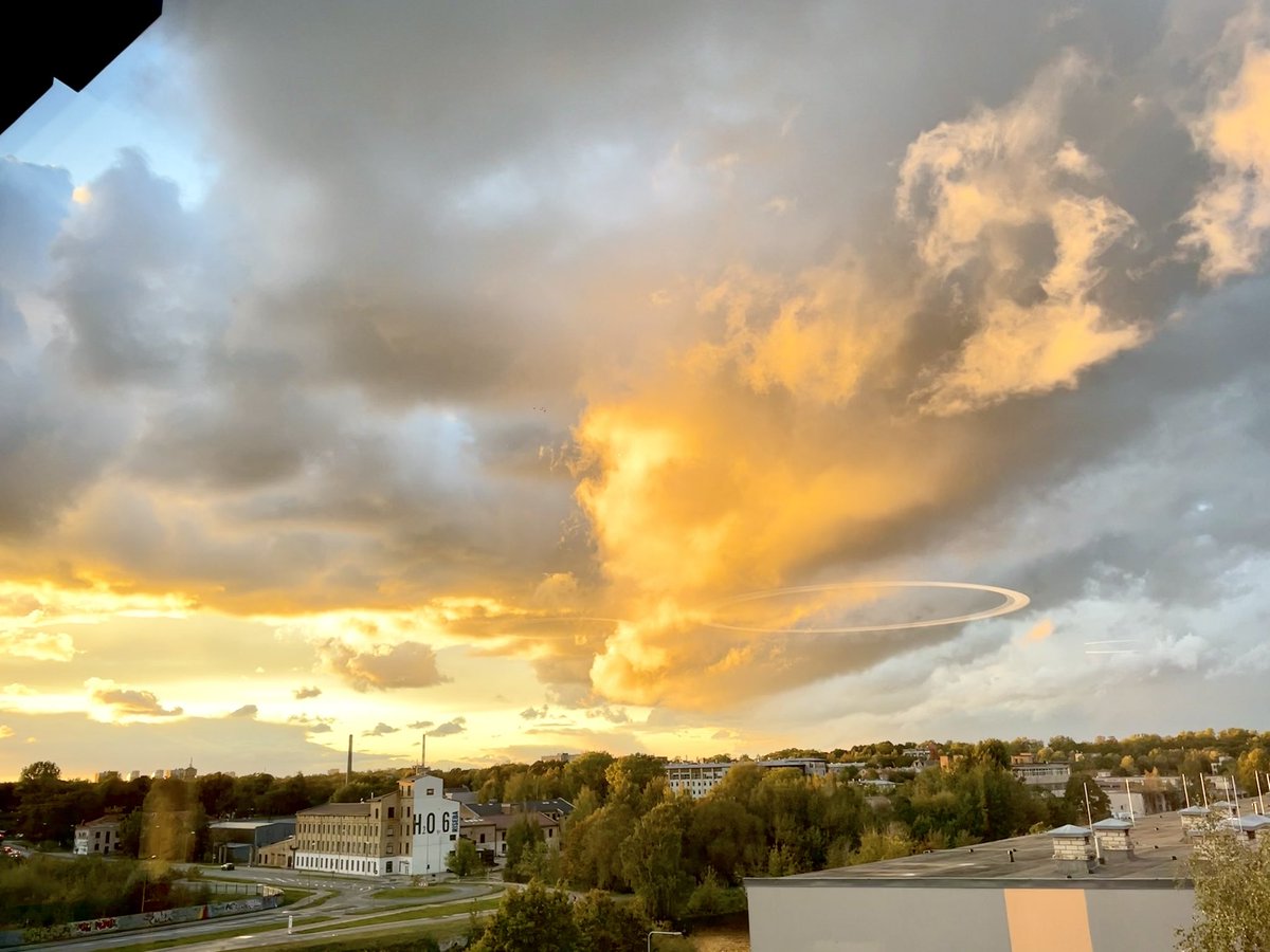 c50nce's tweet photo. damn sky is on fire again https://t.co/vjXeOfB5zh