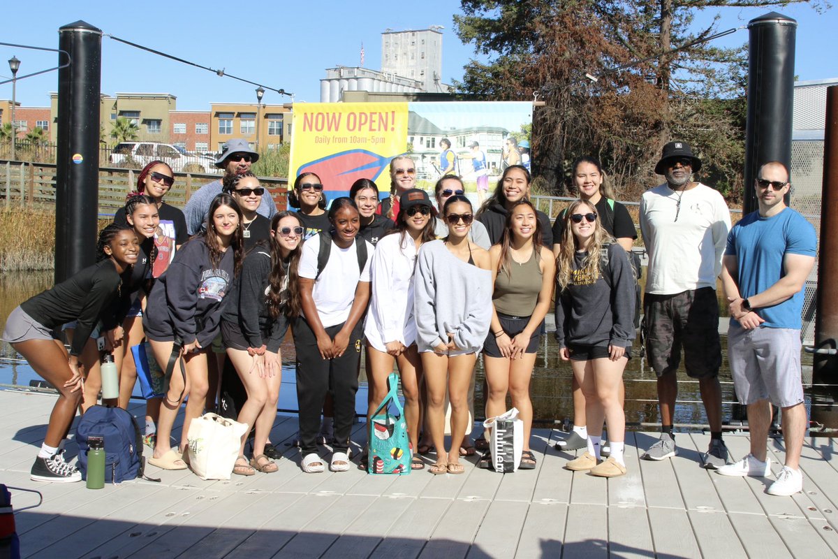 DominicanWBB's tweet photo. Some great team bonding yesterday on a Sunday Funday at the Floathouse with the Mighty Penguins! https://t.co/I0vNTueFST