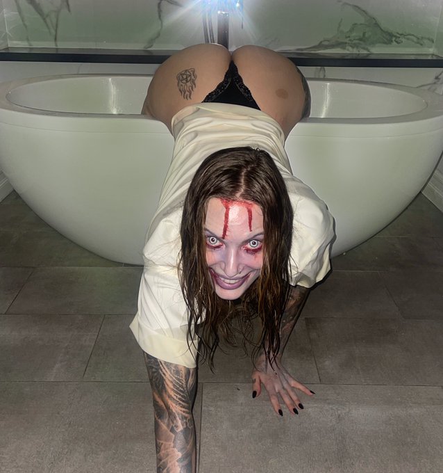 Should I post evil dead moms titz on my OF? https://t.co/FWGUH9TRFN