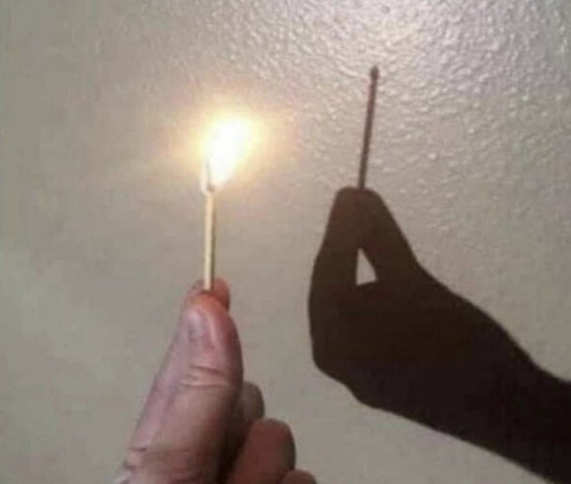 Ateşin gölgesi yoktur. O yüzden, insanın içindeki yangını dışarıdan bakan göremez.