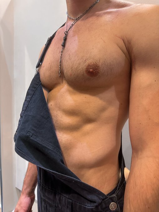 I&rsquo;m a handful https://t.co/A1TDyzMFHp