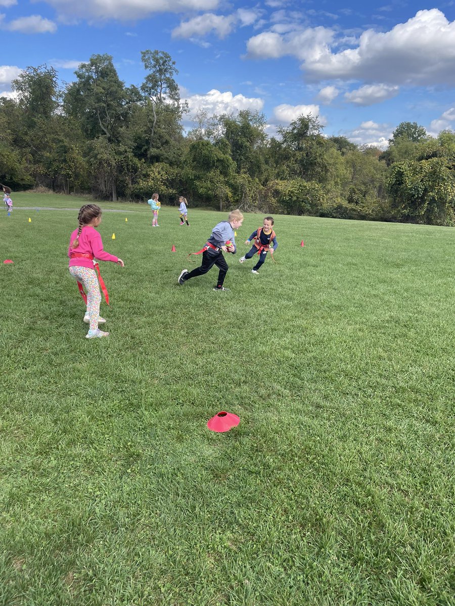 K crew learning when to pull flags!  #NFL flag. #PEisfun <a href="/EFEAteaches/">EFEA</a> <a href="/carrieBstock/">Carrie Stock</a>