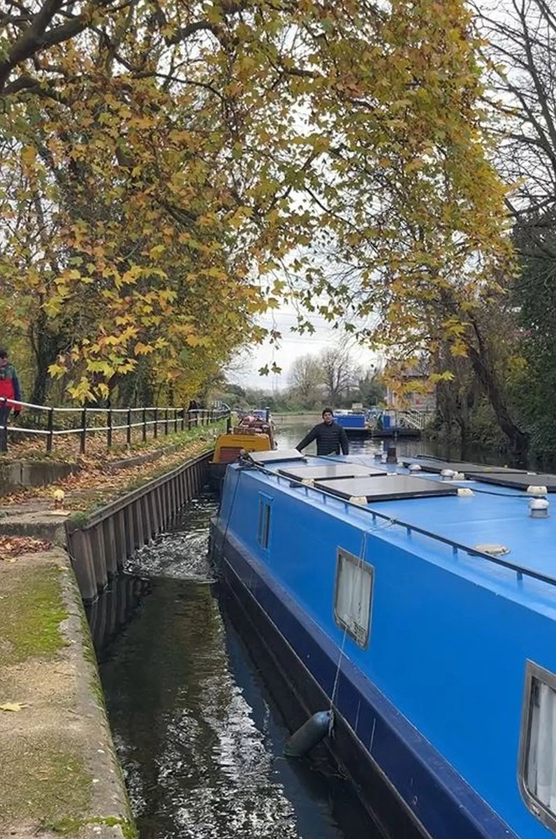 We live for ‘free’ in London after ditching our £1,7000-a-month apartment for a canal boat #narrowboat #canal thesun.co.uk/money/24304419…