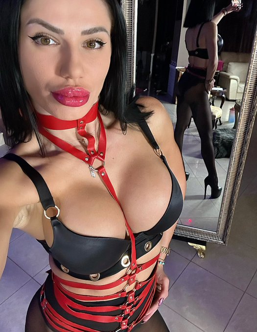 Always teasing you 🙇🏻&zwj;♂️  **Available for sessions  the next hours https://t.co/CdD5DiTjt7<a href="/tag/shiny"class="tags"><span>#shiny</span></a>