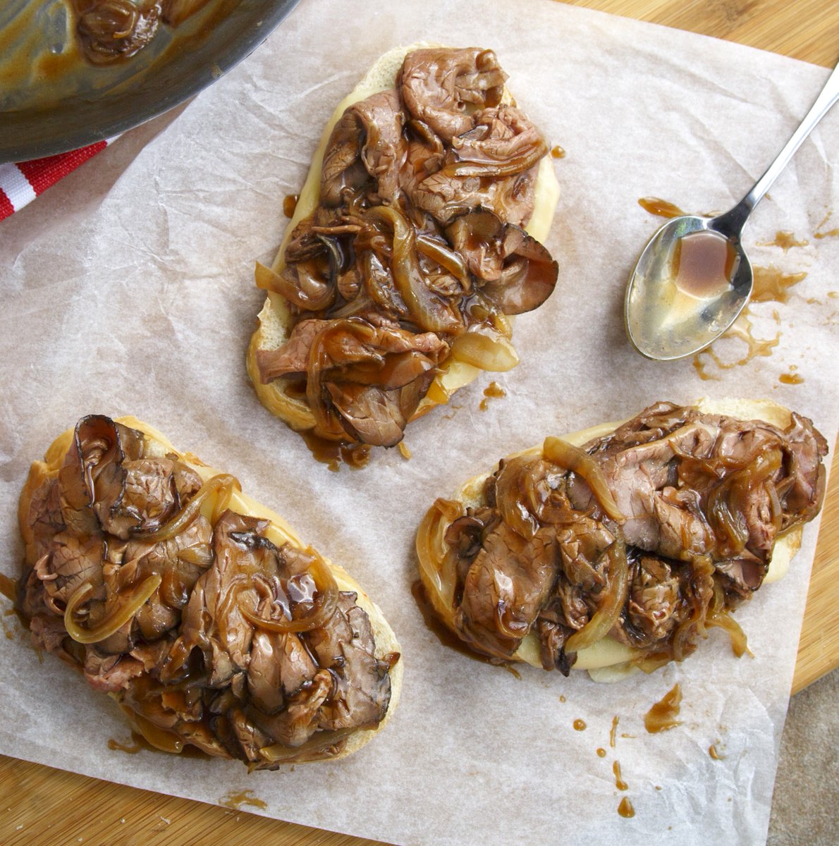 Make a quick, open-faced sandwich with thinly sliced roast beef cooked in Simply Better Brown Gravy! 

Get the recipe: ow.ly/IlQt50PUPI9