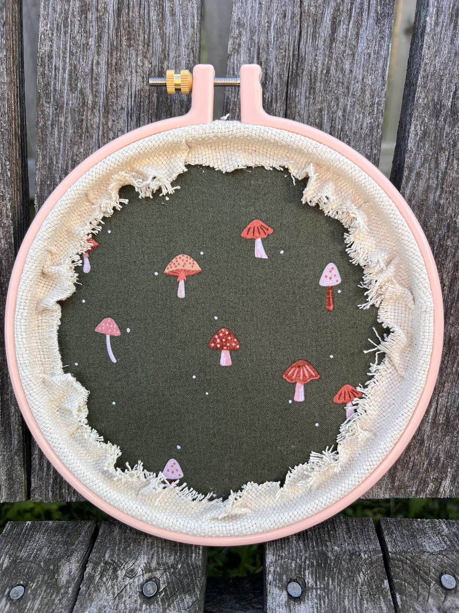 bobbiwolf_art's tweet photo. Little ghost with his mushrooms 🍄 
7” hoop art 
Punchneedle 
#ArtistOnTwitter #mushroomart #ghostart #halloween #halloweenart #art #punchneedle #hoopart https://t.co/TXoE9Ha3zq