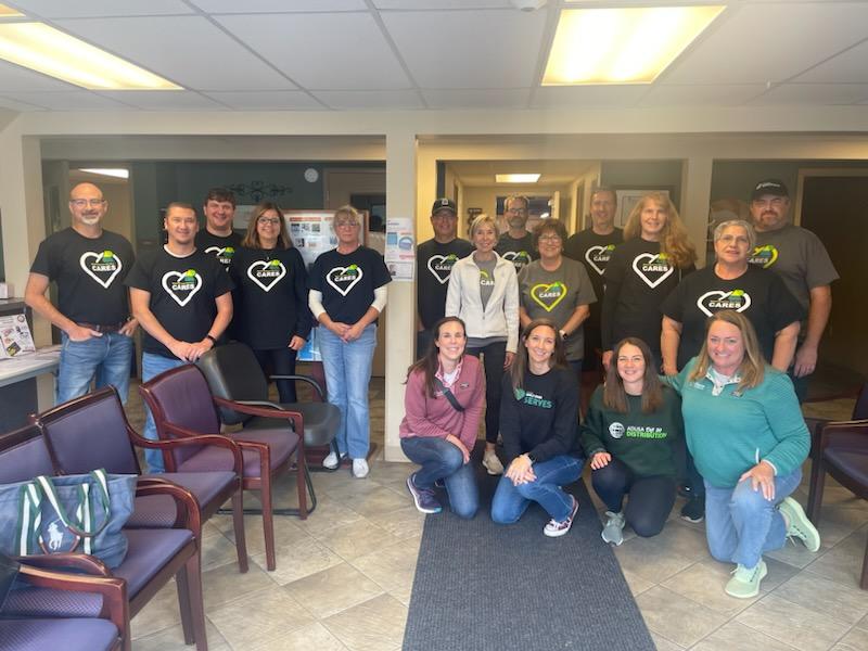 NewHopeHelps's tweet photo. @RBServicesNews joined @NewHopeHelps  at our Mechanicsburg Center for some volunteering! They helped with projects in the warehouse (sorting potatoes and produce, boxing cookies, etc.), the kitchen (bagging pretzels), making food boxes, and making the center sparking clean! https://t.co/4y9HVq6Pot