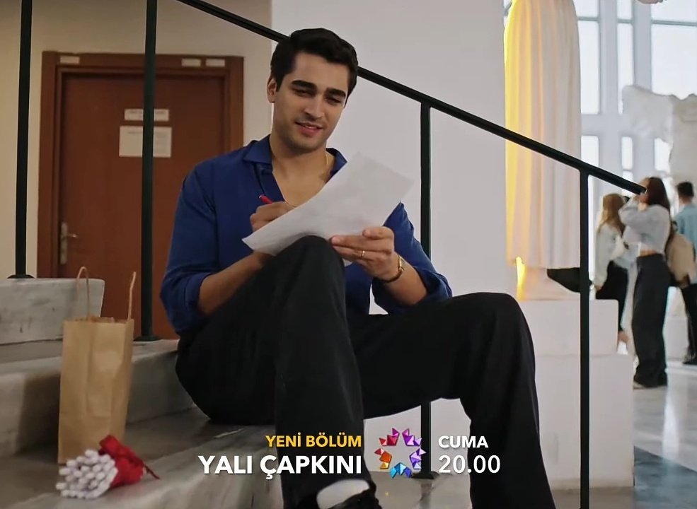 i just realized that both of his hands were fine? 😂😂